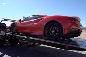 Leia mais sobre o artigo Homem dá perda total em Ferrari na primeira locação do carro.